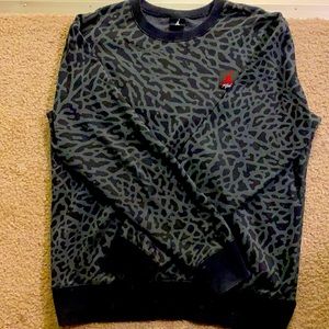 This men’s sweater is a Flight heritage Michael Jordan brand in great condition